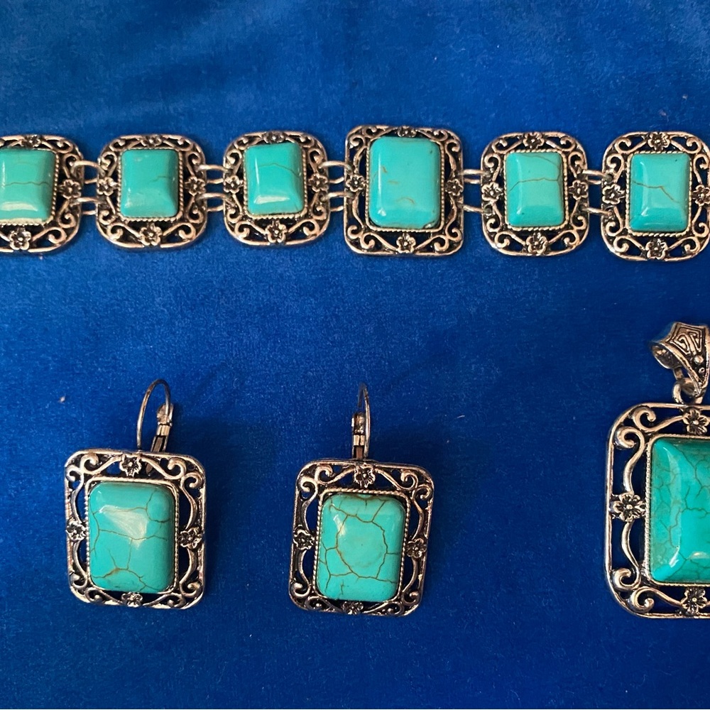 Lovely Simulated Turquoise and Silver 4 piece matching set.  High End Quality 💜